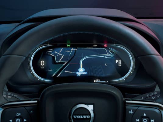 Volvo C40 Recharge Display hinter dem Lenkrad mit Navigationslösung.