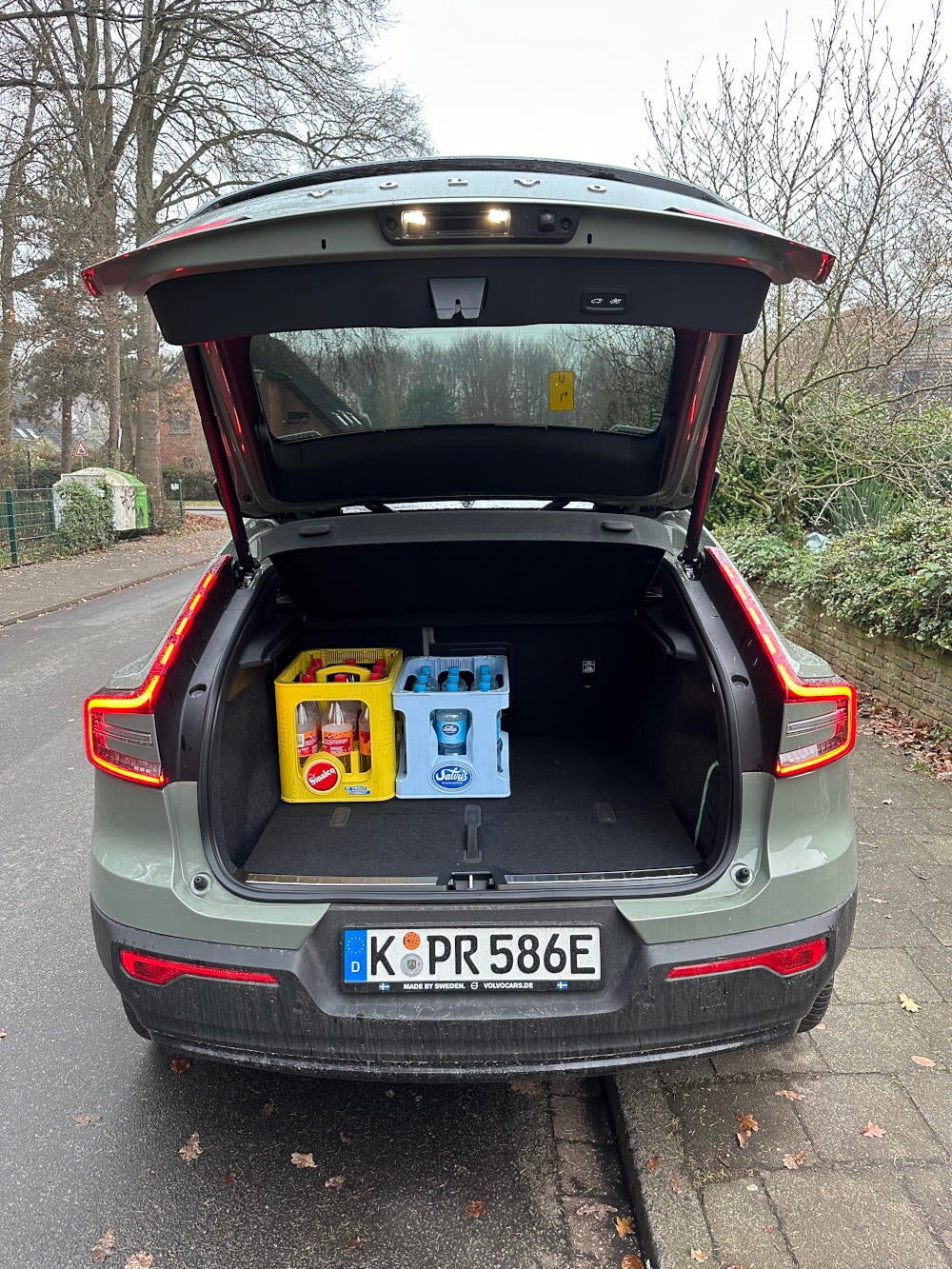 Blick in den geöffneten Kofferraum des Volvo C40 Recharge.