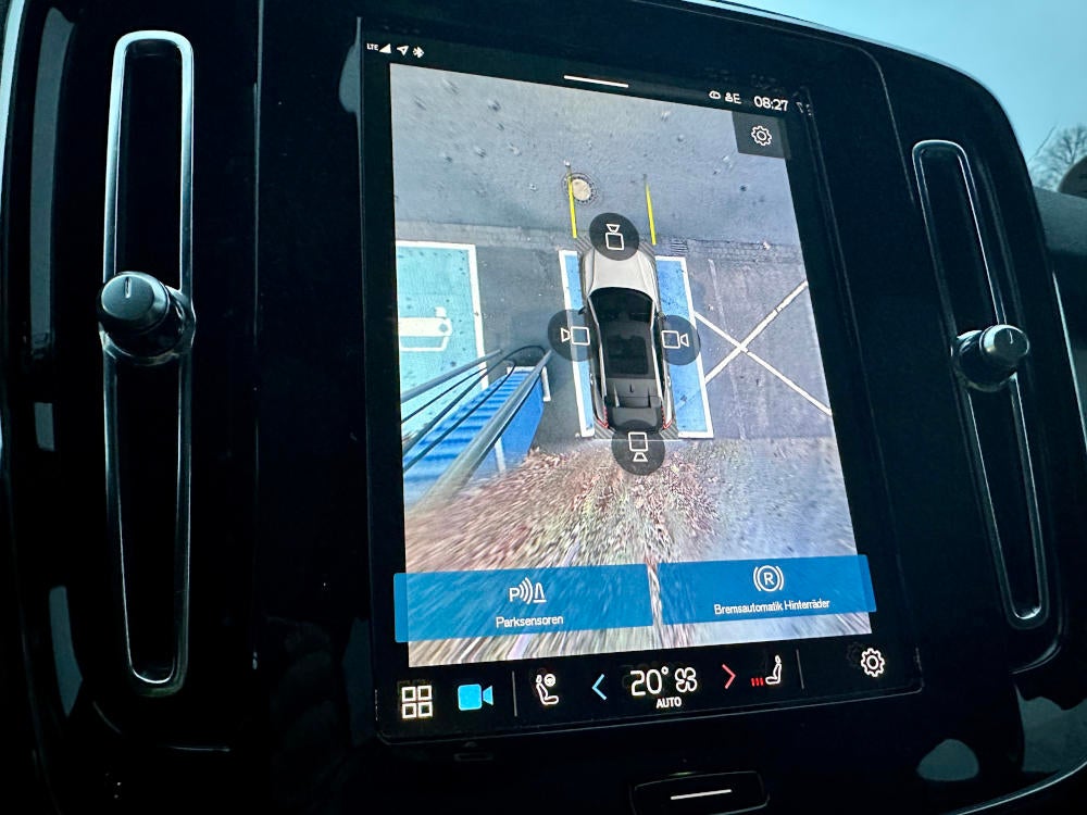 Blick auf die Anzeige der 360-Grad-Kamera im Volvo C40 Pure Electric.