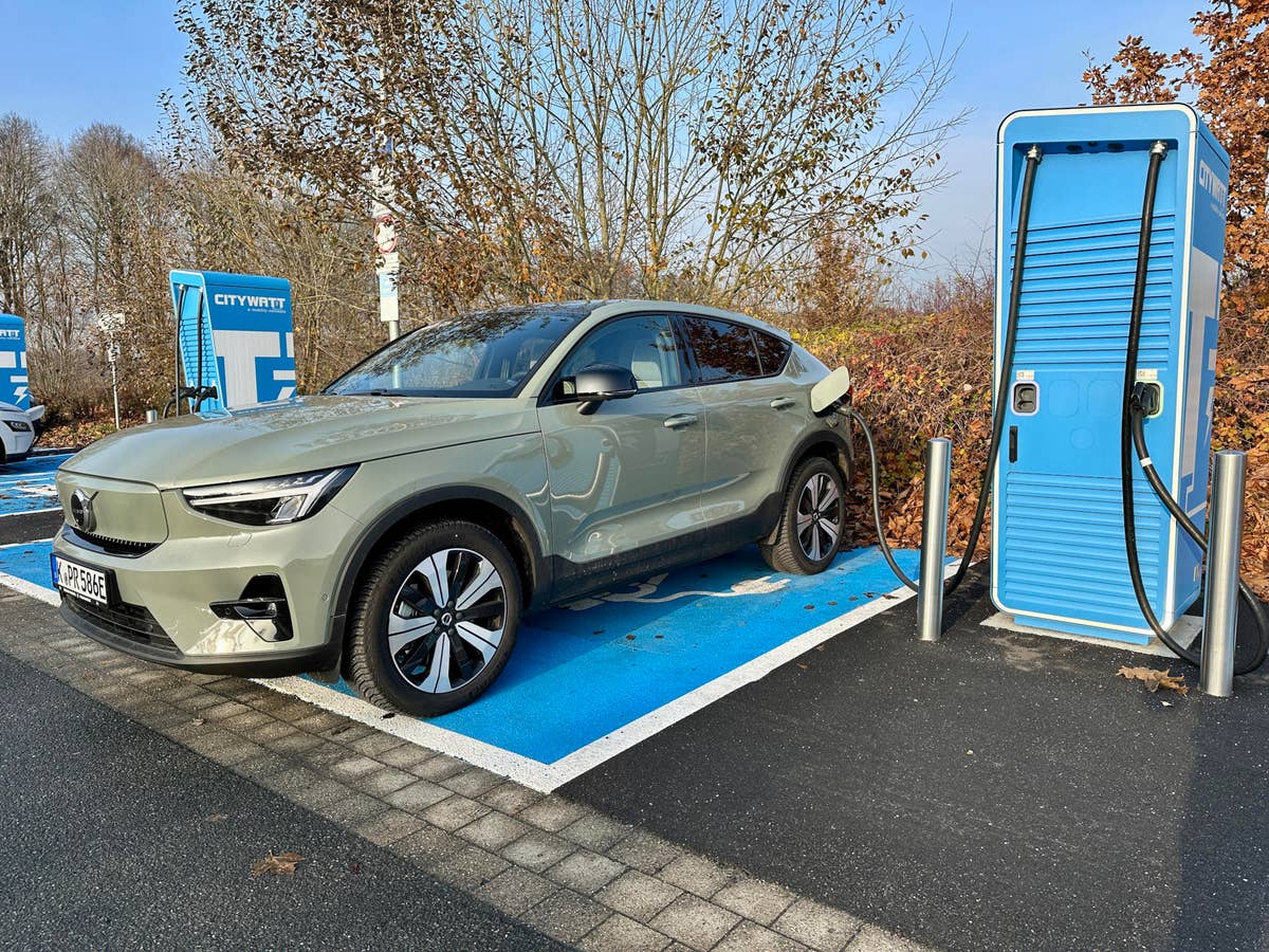 Volv C40 Recharge Pure Electric steht an einer Ladestation.