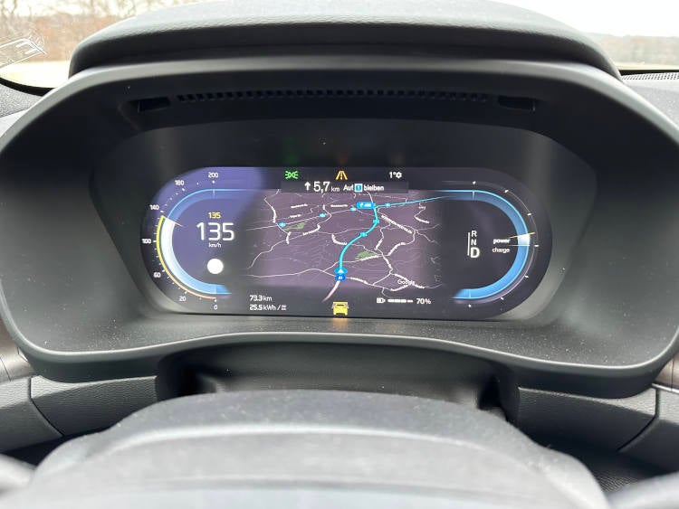 Volvo C40 Recharge: Blick auf das zweite Display hinter dem Lenkrad mit Navigationssystem.