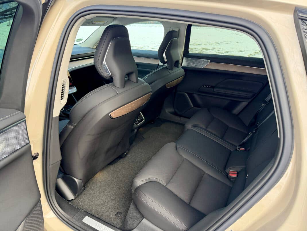 Volvo ES90 - Blick in die zweite Sitzreihe.