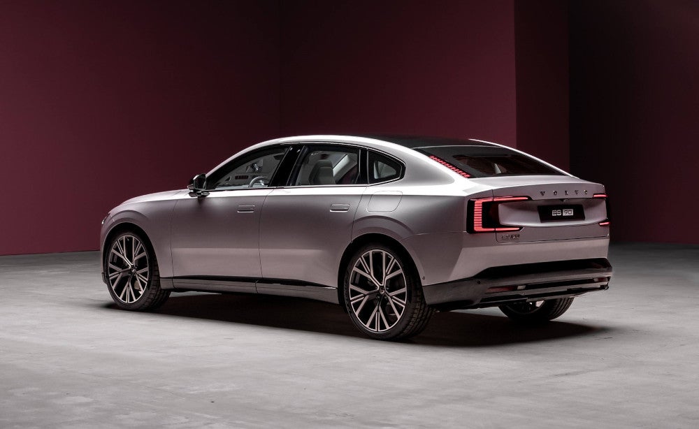 Volvo ES90 in der Heckansicht.