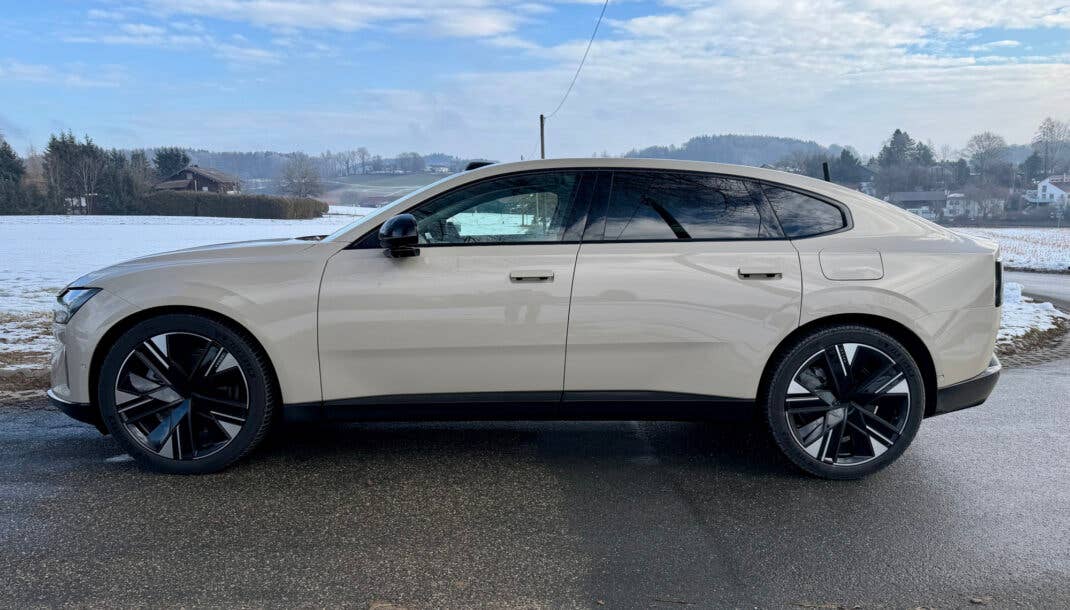 Volvo ES90 in der Seitenansicht.