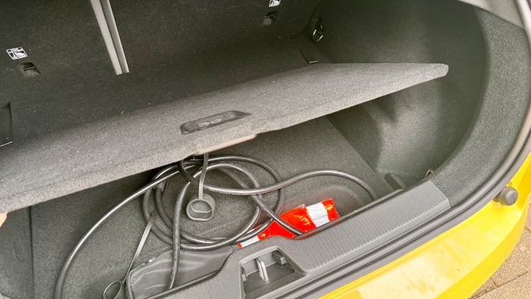 Im Unterboden des Volvo EX30 ist Platz für das Ladekabel.