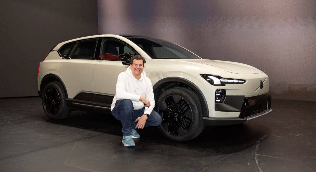 Volvo EX60 Cross Country neben Hayo Lücke.