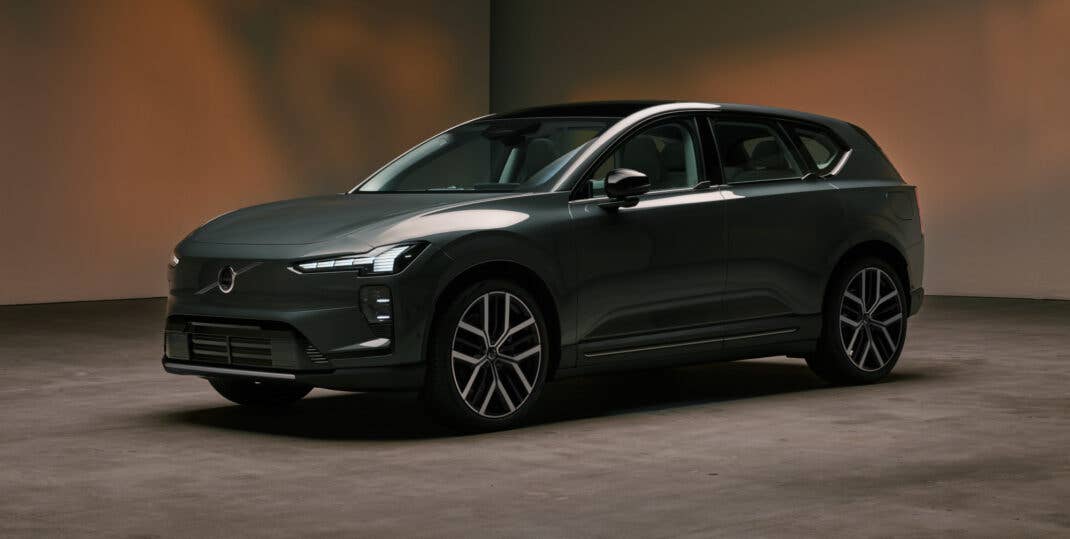 Volvo EX60 - Seitliche Frontansicht.