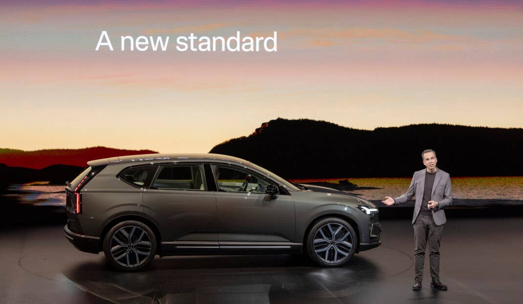 Der Volvo EX60 während der Weltpremiere in Stockholm.