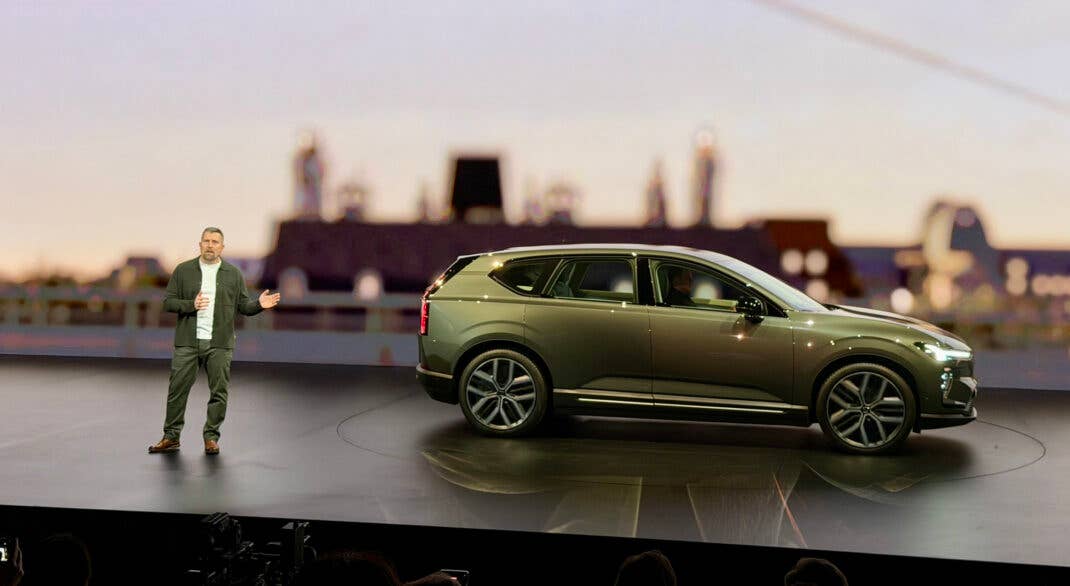 Volvo EX60 Weltpremiere auf großer Bühne.