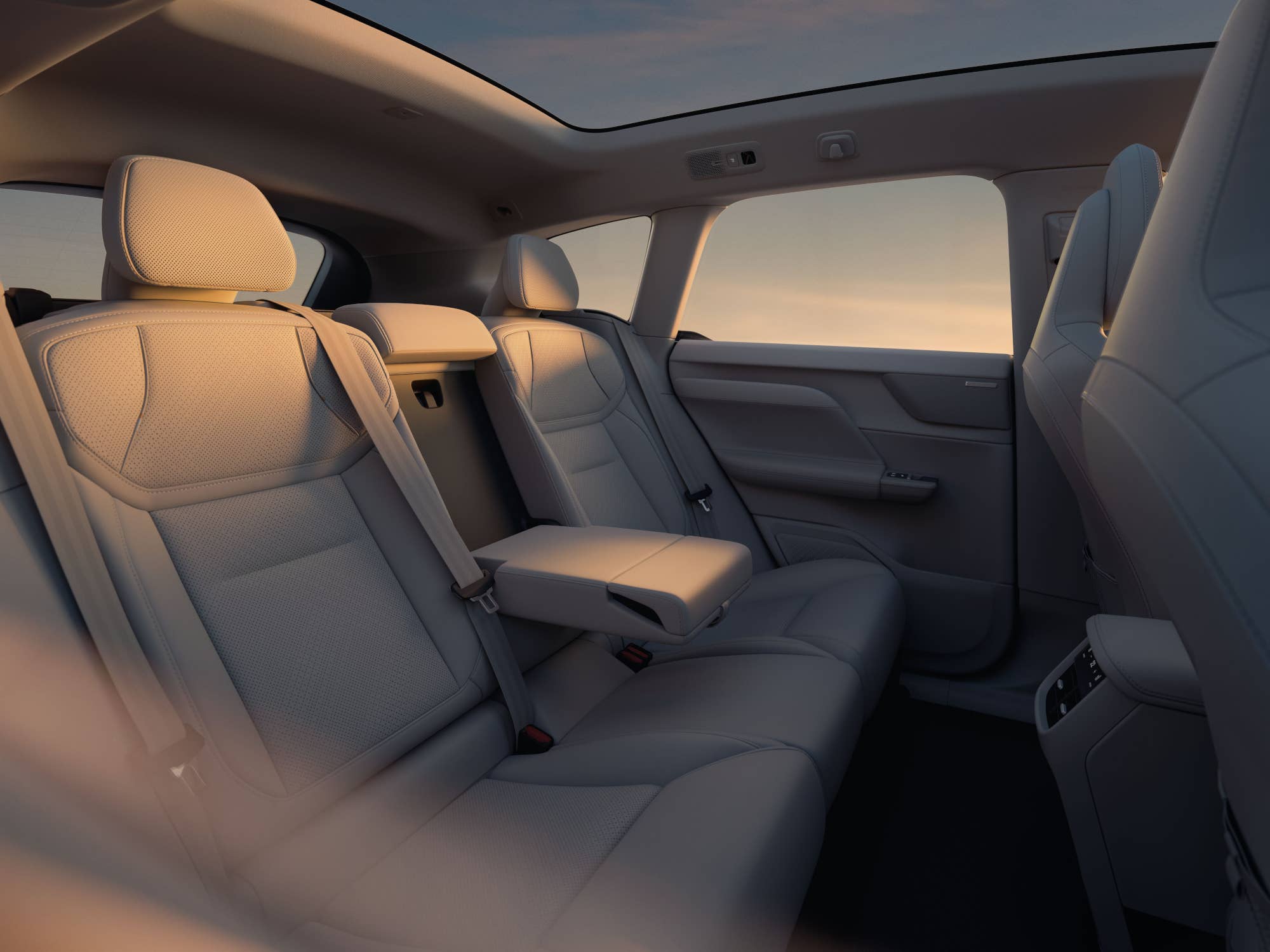 Nicht nur vorne, sondern auch hinten sitzt es sich im Volvo EX60 sehr bequem.