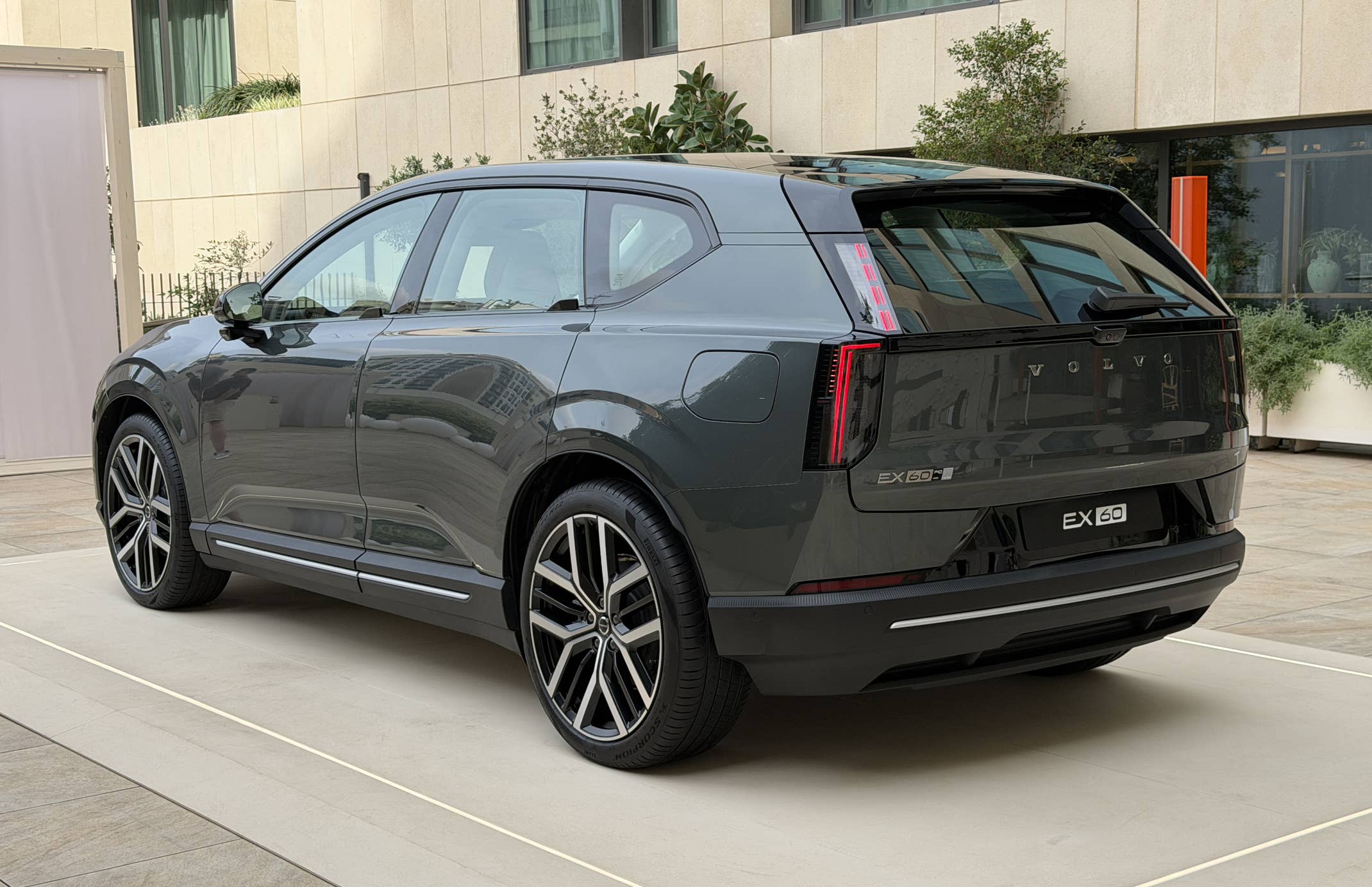 Volvo EX60 in der Heckansicht.