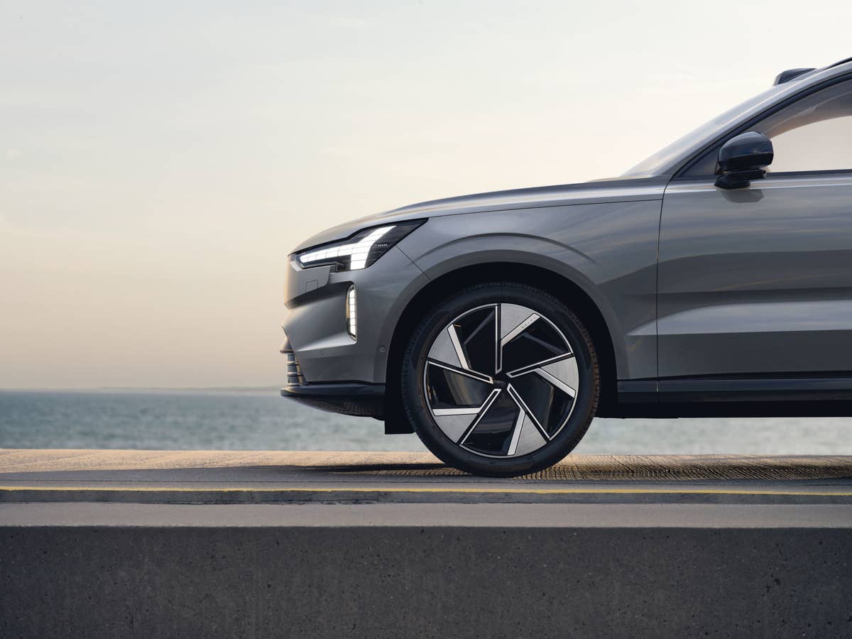 Volvo EX 90: Front in der Seitenansicht.