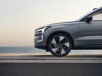 Volvo EX 90: Front in der Seitenansicht.