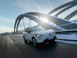 Volvo EX90 auf der Straße.