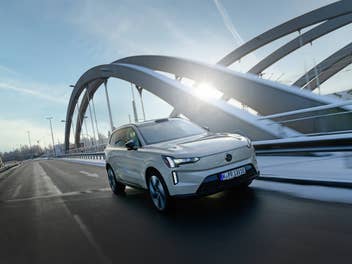 Volvo EX90 auf der Straße.