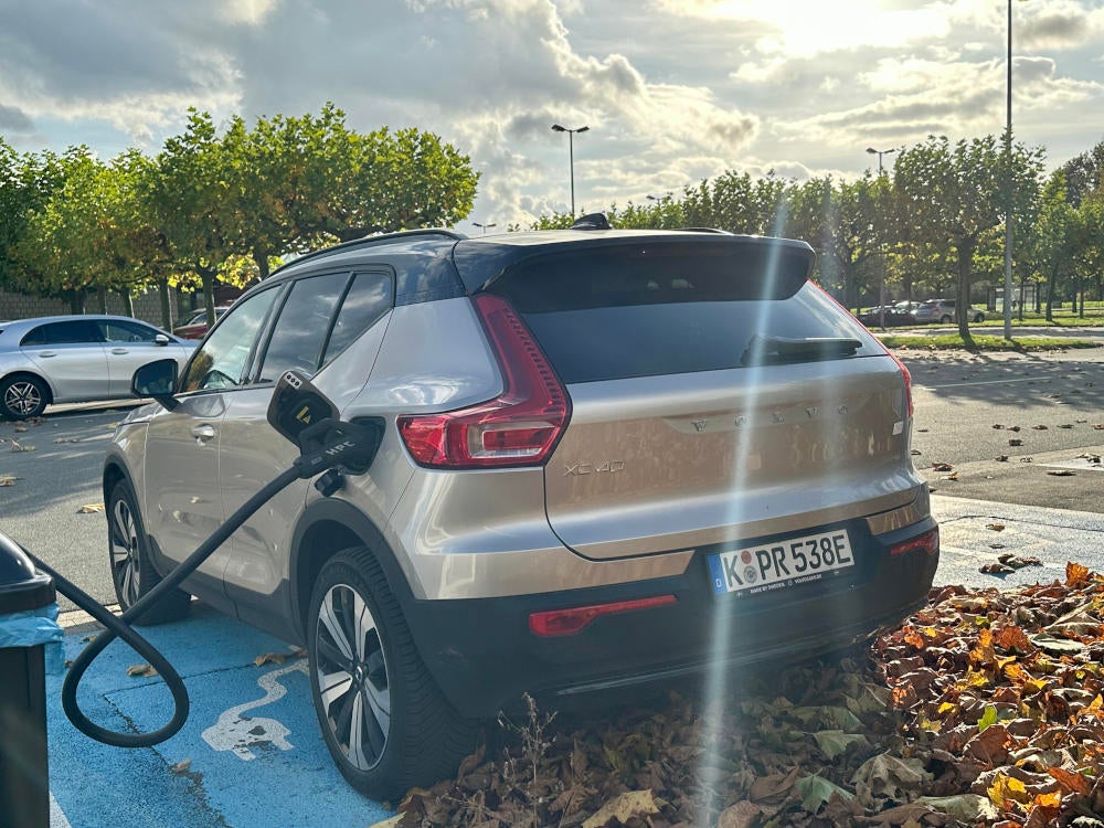 Volvo XC40 Recharge Pure Electric parkt an einer Ladesäule.