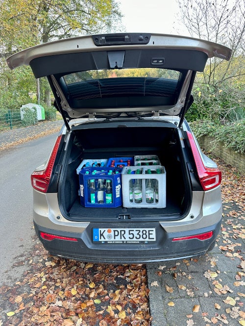 Getränkekisten im Kofferraum des Volvo XC40 Recharge Pure Electric.