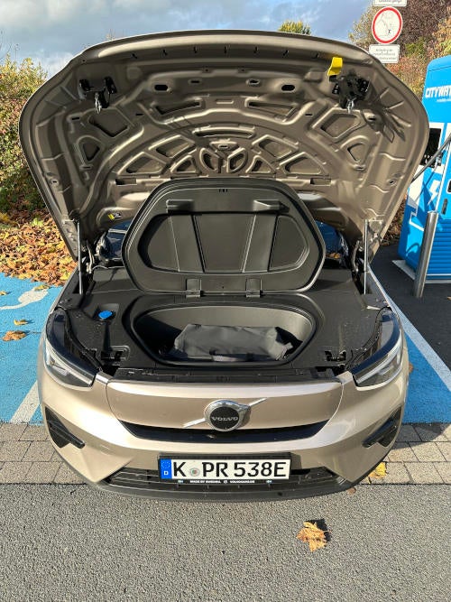 Volvo XC40 Recharge Pure Electric im Test - zusätzlicher Stauraum unter der Motorhaube.