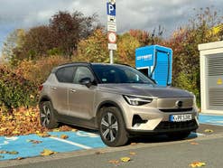 Volvo XC40 Recharge Pure Electric steht an einer Ladesäule.