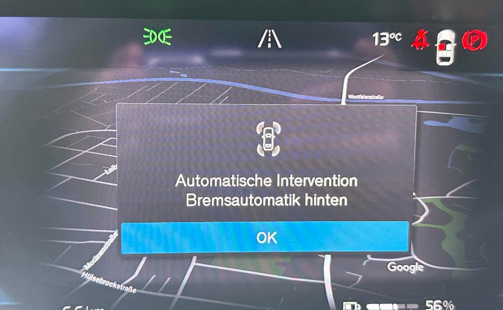 Warnung des Notbremsassistenten im Volvo XC40 Recharge Pure Electric.