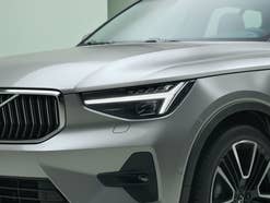 Front-Scheinwerfer eines Volvo XC40 Recharge.