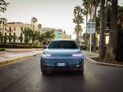 Front eines E-Autos von Leapmotor mit eingeschalteten Scheinwerfern.