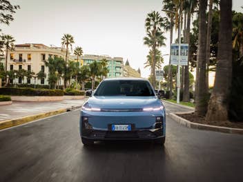 Front eines E-Autos von Leapmotor mit eingeschalteten Scheinwerfern.