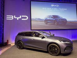 BYD Seal 6 DM-i Touring Premiere auf der IAA 2025.
