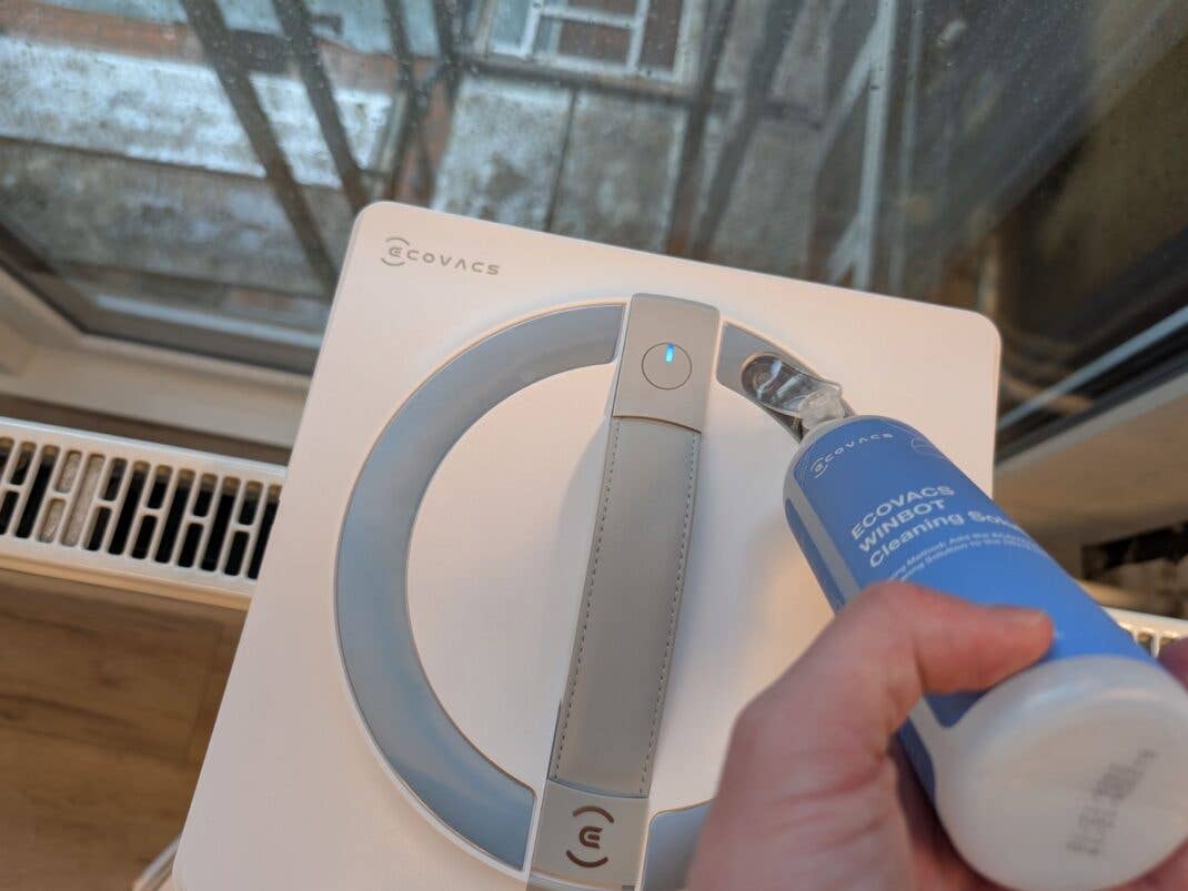 Vor dem Fensterputzen müssen nur Reinigungslösung eingefüllt und Wischpads befeuchtet werden