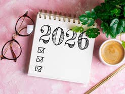 Kalender mit dem Jahr 2026, darunter drei mögliche Vorsätze für das neue Jahr