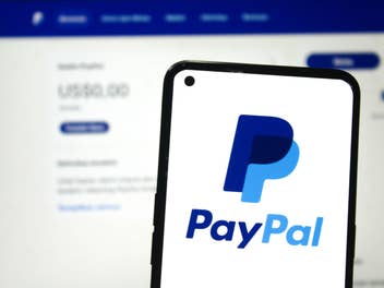 PayPal-App vor einem Bildschirm mit PayPal-Zahlungsübersicht