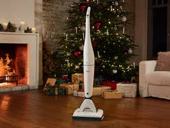 Vorwerk Akku-Staubsauger vor Weihnachtsbaum Vorwerk-Staubsauger vor einem Weihnachtsbaum