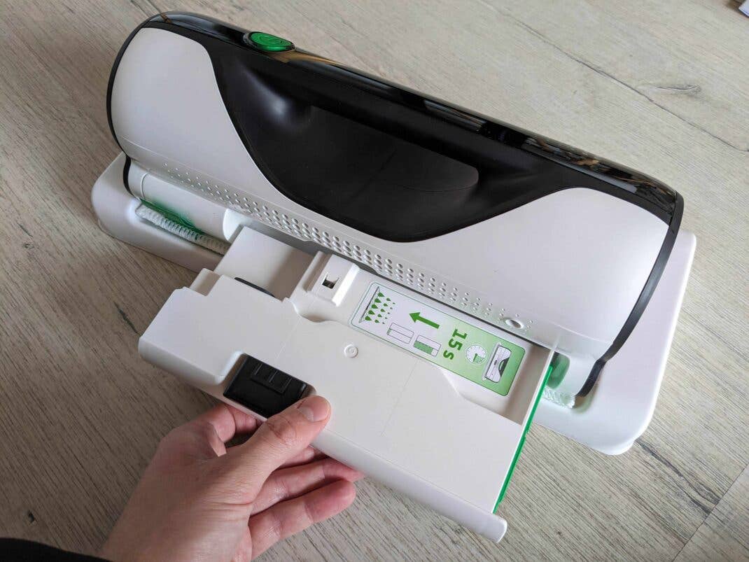 Vorwerk Kobold VG100+ Test - Der Wassertank muss vorher befüllt werden