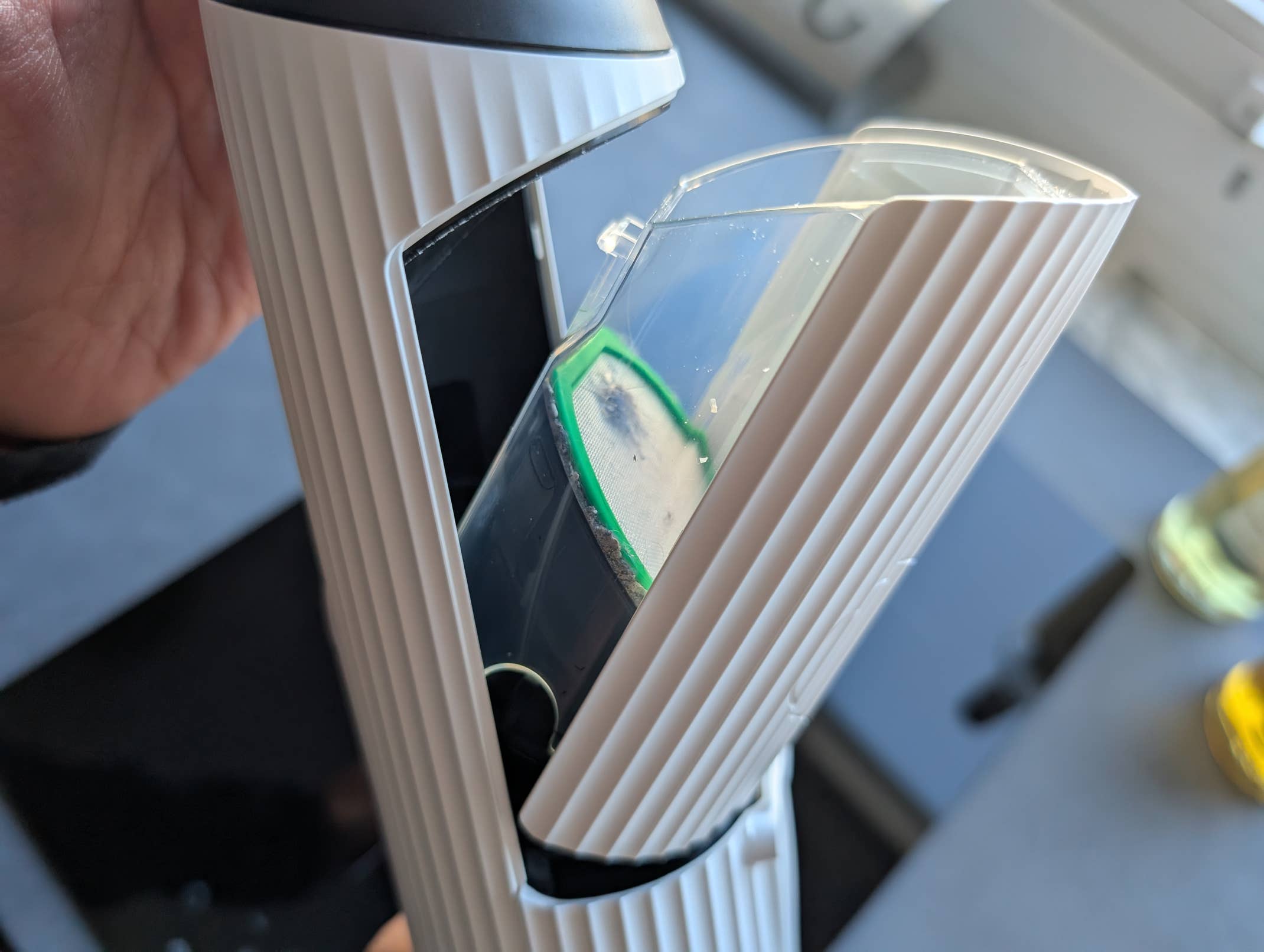 Vorwerk Kobold VM7 im Test - Der Schmutzbehälter lässt sich per Knopfdruck kontaktlos entleeren