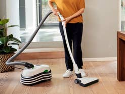 Vorwerk Kobold VT300 Bodenstaubsauger auf Holzboden