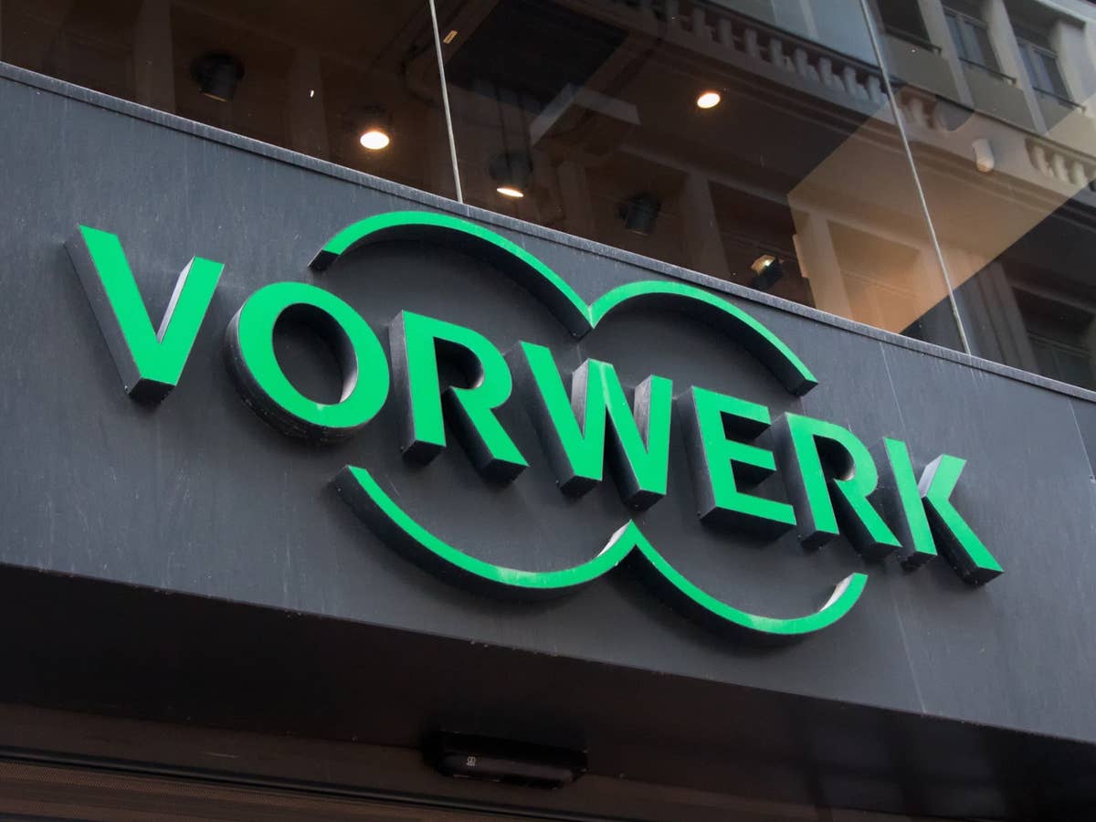 Vorwerk Kobold VK7 im Angebot Vorwerk-Logo an einer Häuserwand