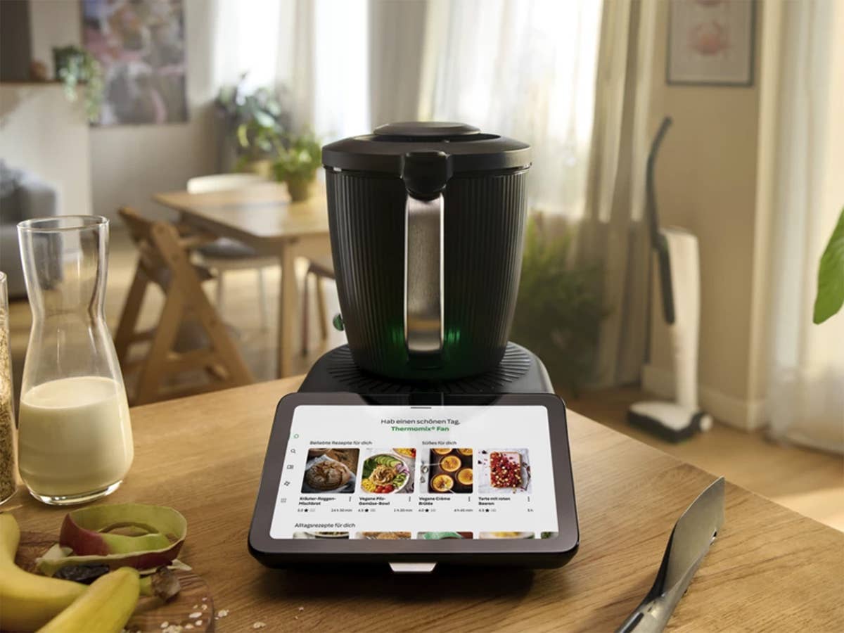 vorwerk-thermomix-tm7-in-kueche Ein Thermomix TM7 steht in einer Küche.