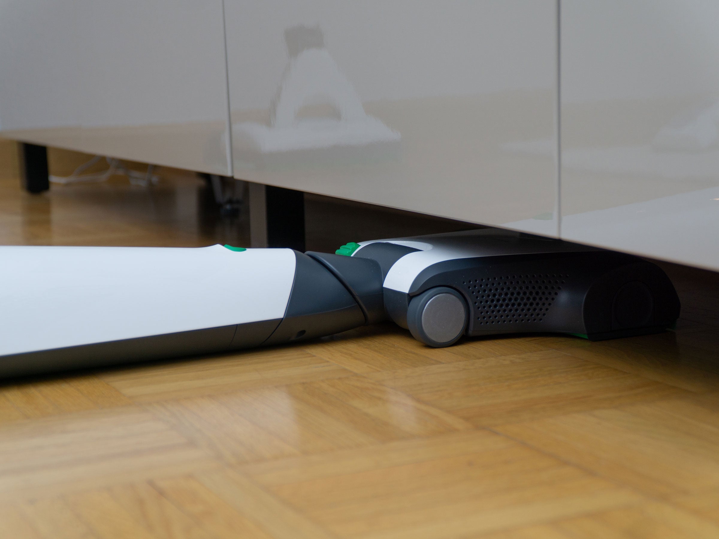 Vorwerk Kobold VB100 Akku-Staubsauger unter einem Schrank