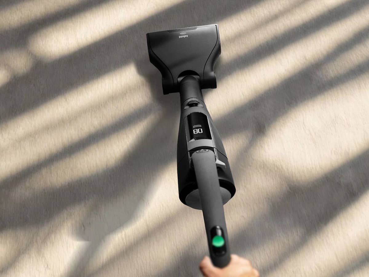 vorwerk-vk7-akkustaubsauger Der Vorwerk VK7 in Schwarz saugt einen Teppich