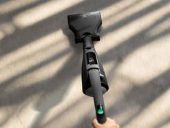 Der Vorwerk VK7 in Schwarz saugt einen Teppich