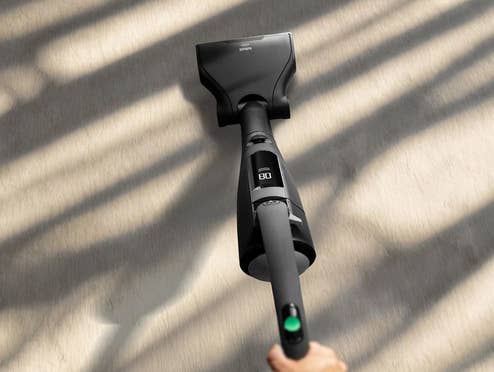 Der Vorwerk VK7 in Schwarz saugt einen Teppich