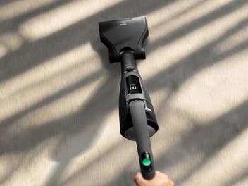 Der Vorwerk VK7 in Schwarz saugt einen Teppich