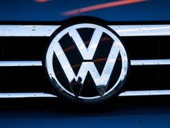 VW Logo an der Front eines Autos.