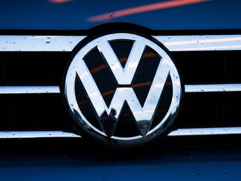 VW Logo an der Front eines Autos.