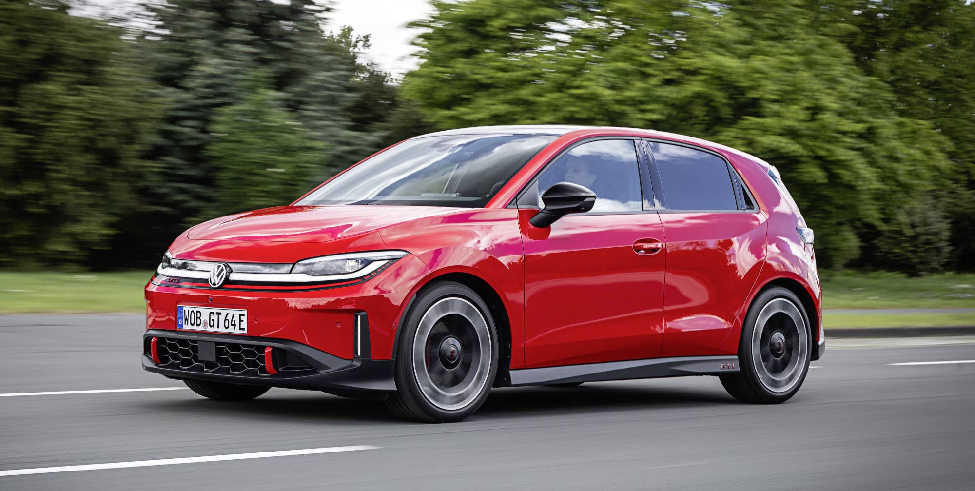 VW ID. Polo GTI während der Fahrt in der seitlichen Frontansicht.