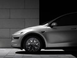Tesla Model Y in der Seitenansicht.