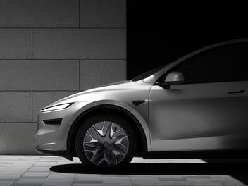 Tesla Model Y in der Seitenansicht.