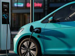 E-Auto von Volkswagen an einer Ladesäule.