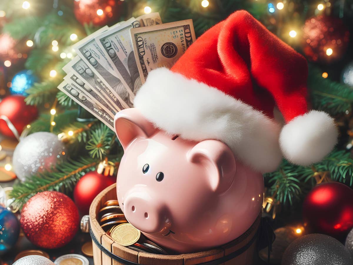 Sparschwein mit Weihnachtsmütze vor weihnachtlichem Hintergrund.