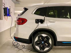 Ein E-Auto lädt Strom über eine Wallbox